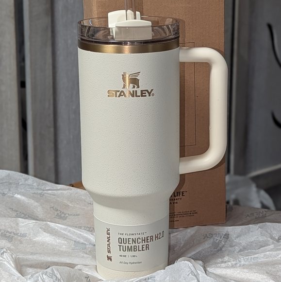 New STANLEY Quencher H2.0 Flowstate Tumbler cup 40 OZ Cream Moon